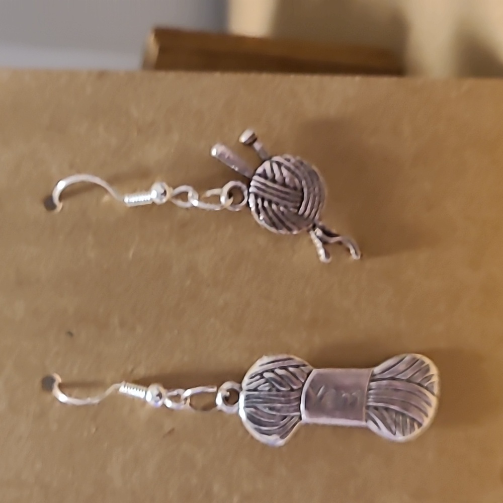 Handmade Knitting Theme Dangle Drop Earrings Ladies Silver Tone NWOT Casual Fun - Picture 5 of 5